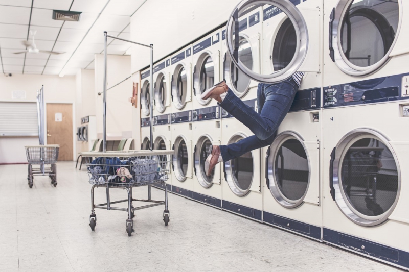 magasin-LA VERDIERE-min_laundry_washing_machines_housewife_household_laundry_shop_woman_funny_accident-946996